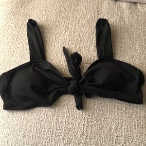 Sporlike bikini top in black color.